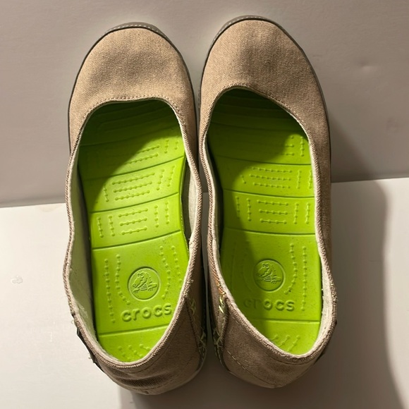 crocs stretch sole flat